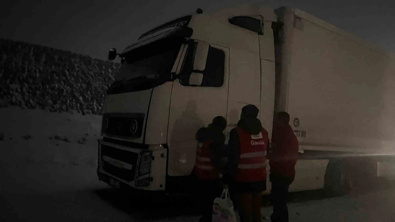 Kızılay&rsquo;dan mahsur kalan s&uuml;r&uuml;c&uuml;lere kumanya desteği
