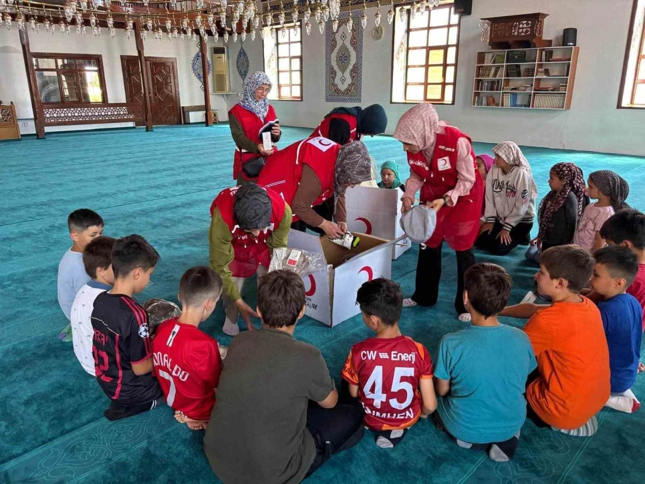 Kızılay&rsquo;dan yaz Kur&rsquo;an kurslarındaki &ccedil;ocuklara s&uuml;rpriz
