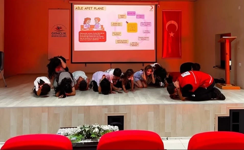 Kızılay&rsquo;dan yaz kursu &ouml;ğrencilerine afet bilinci eğitimi
