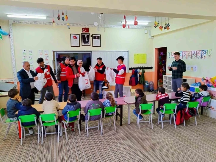 Kızılay Diyadin&rsquo;de ihtiya&ccedil; sahiplerine ulaşmaya devam ediyor
