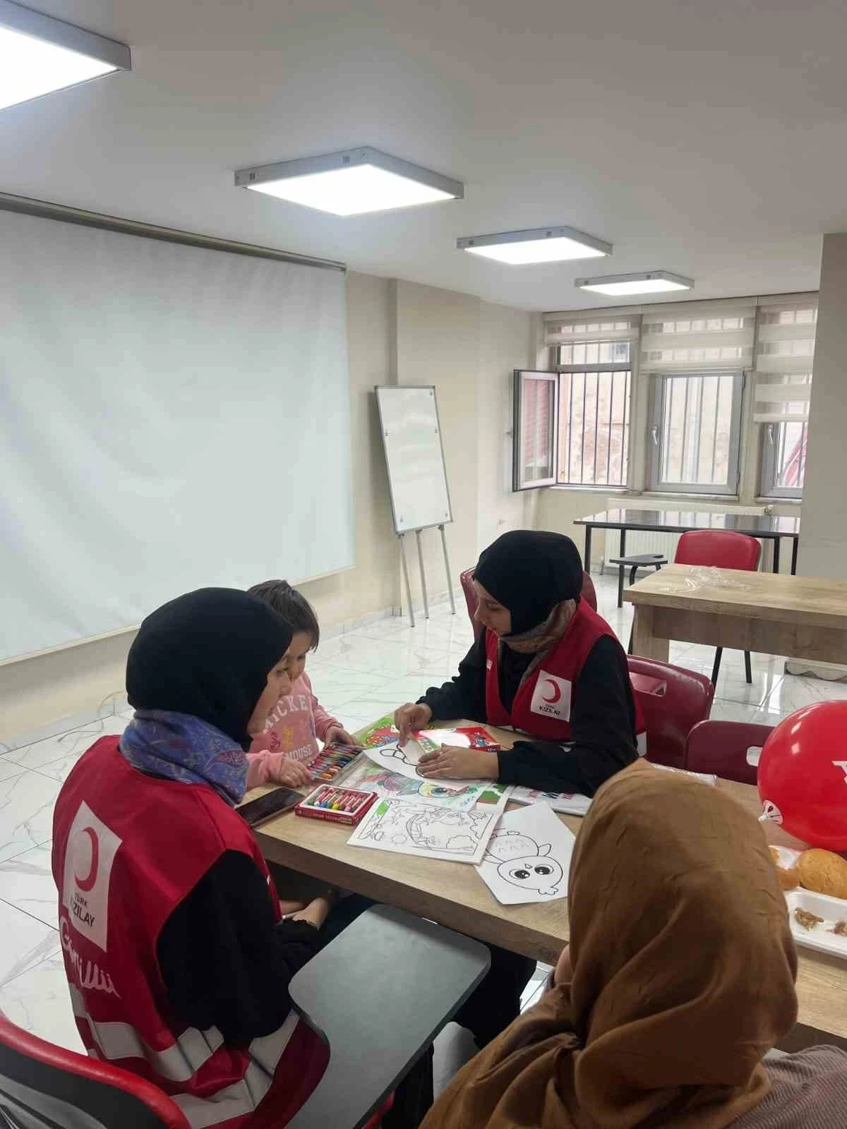 Kızılay, Diyarbakır&rsquo;da otizmli &ccedil;ocukları ve ailelerini ağırladı
