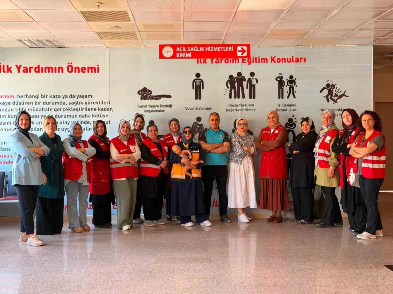 Kızılay ekiplerine temel ilk yardım eğitimi verildi
