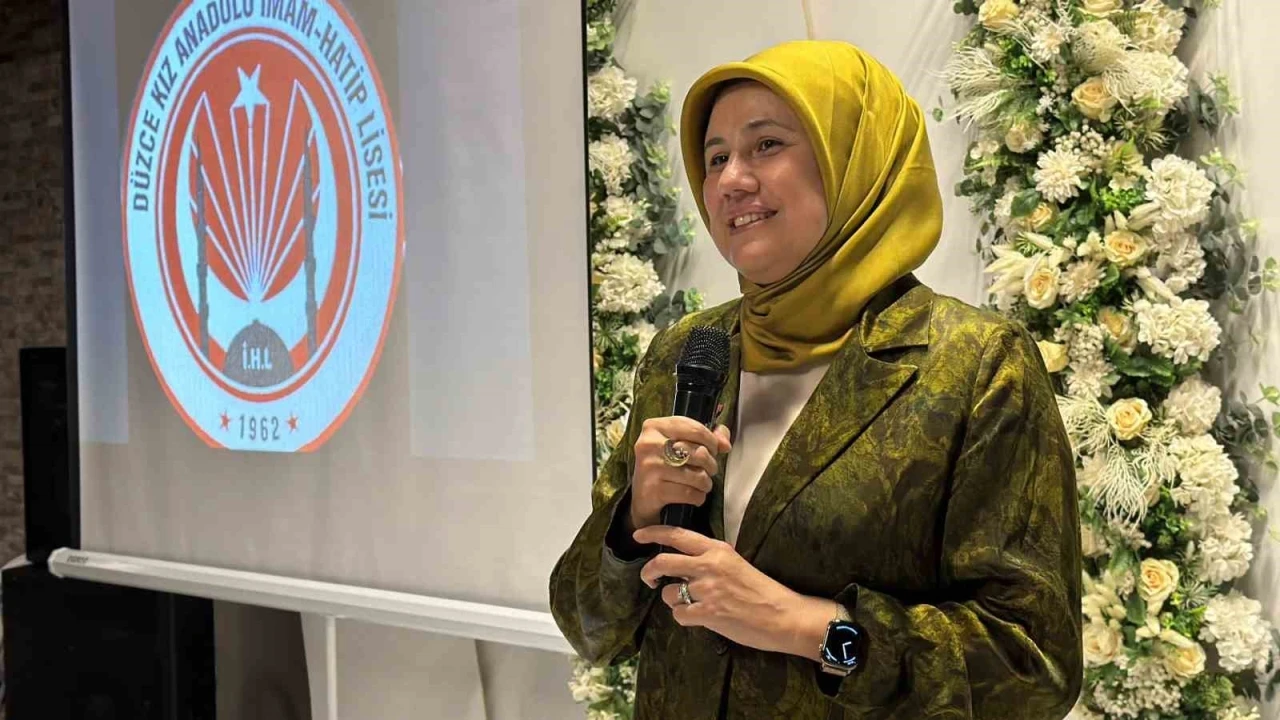 Kızılay Genel Başkanı Yılmaz, Düzce’de 41 yıllık eğitim hayatını noktalayan hocası için düzenlenen veda programına katıldı
