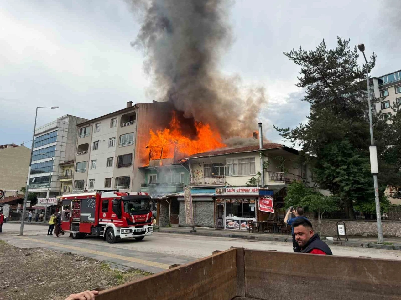 Kızılcahamam&rsquo;da iki katlı binanın &ccedil;atısı yandı
