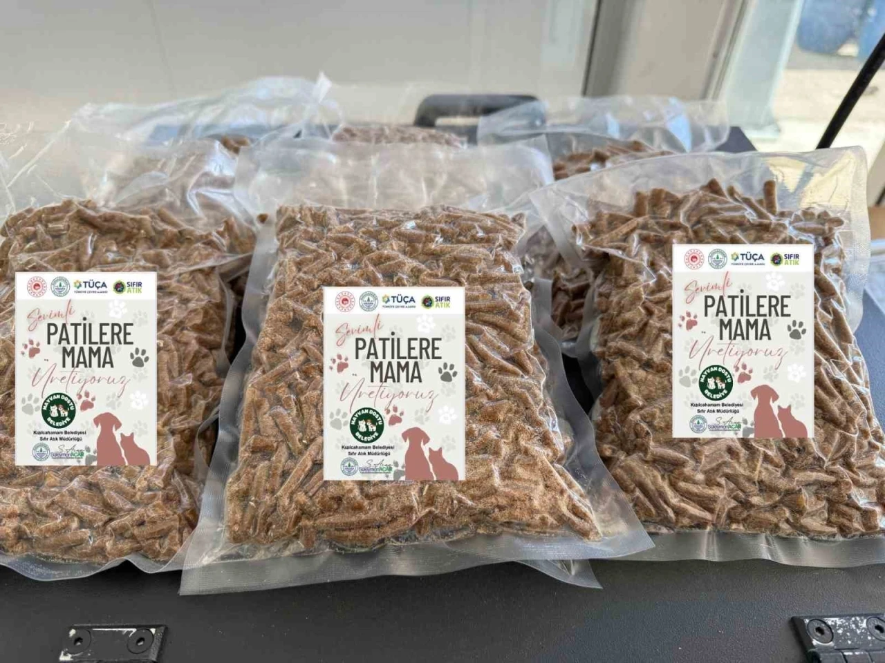 Kızılcahamam&rsquo;da yemek atıkları kedi ve k&ouml;pek mamasına d&ouml;n&uuml;ş&uuml;yor
