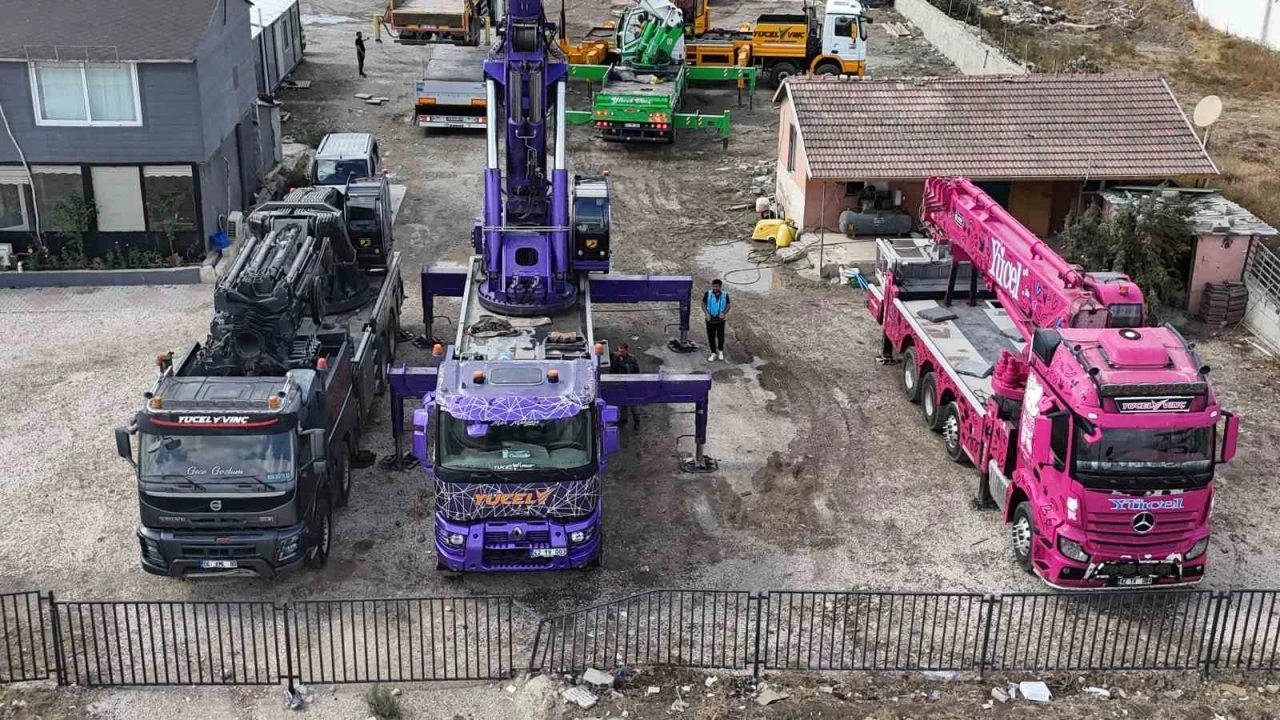 Kızının ‘Baba bizim de pembe vincimiz olsun’ sözlerinden ilham alarak vinçlerini rengarenk hale getirerek inşaat sektörüne renk kattı
