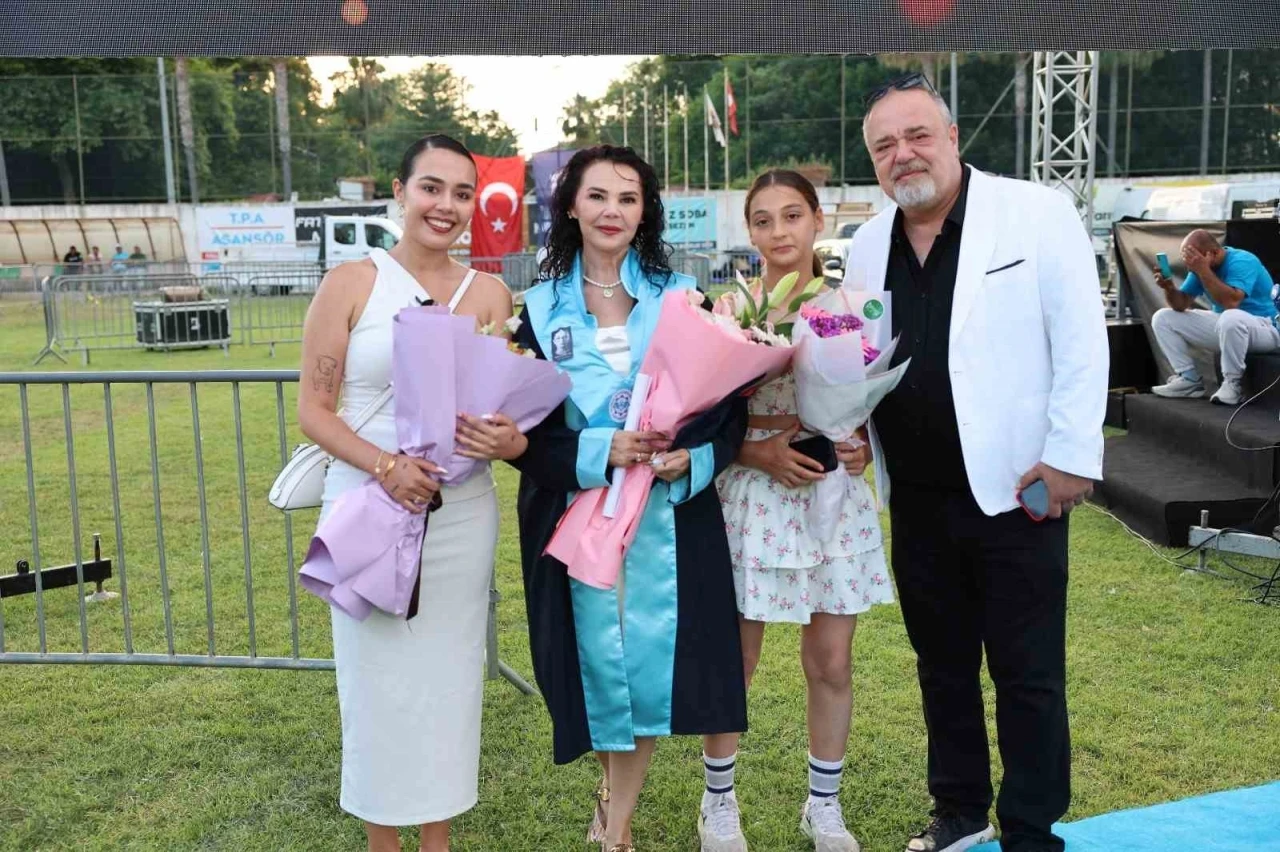 Kızının kanseri yendiği g&uuml;n &uuml;niversiteden dereceyle mezun oldu
