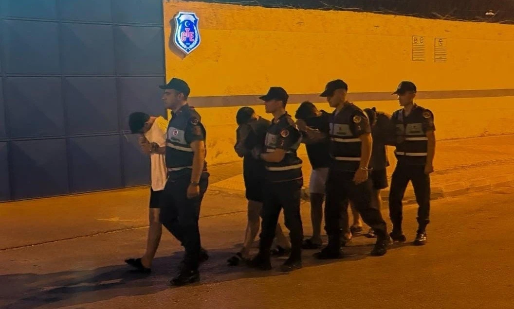 Kızkalesi&rsquo;nde kimlik g&ouml;stermek yerine polise karşı gelen 4 ş&uuml;pheli tutuklandı
