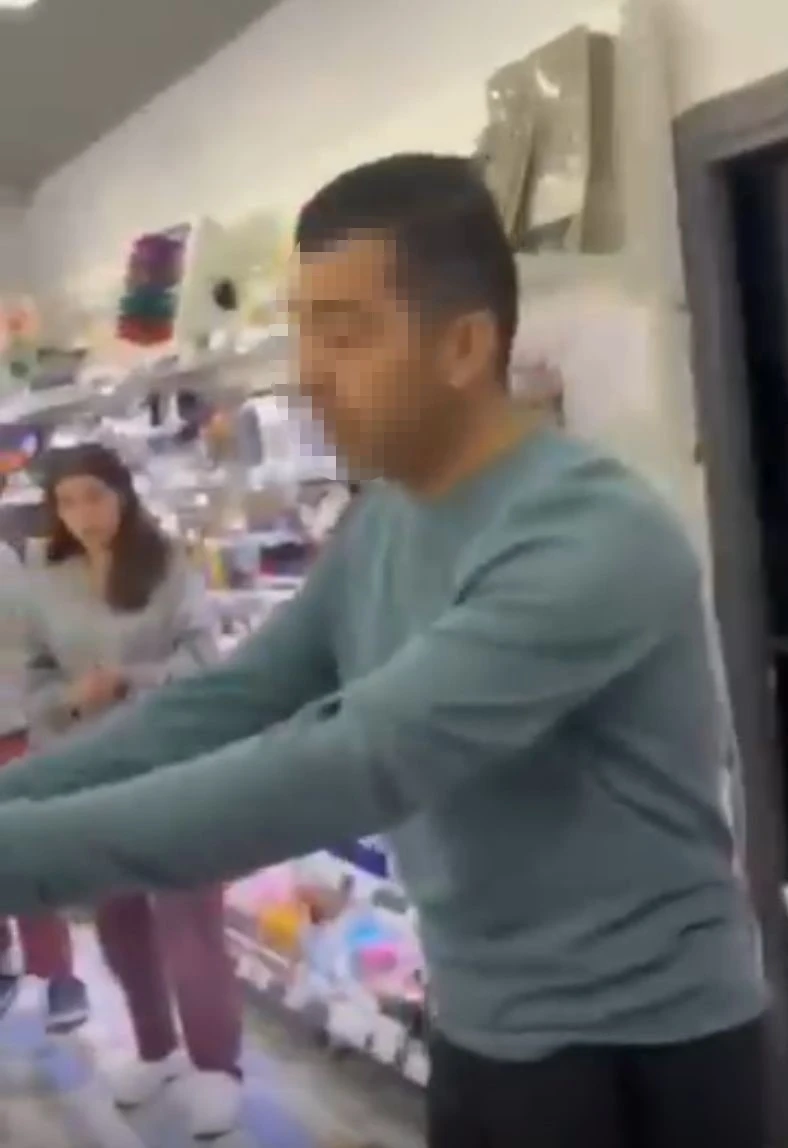 Kızların fotoğraflarını izinsiz &ccedil;ekerken yakalandı
