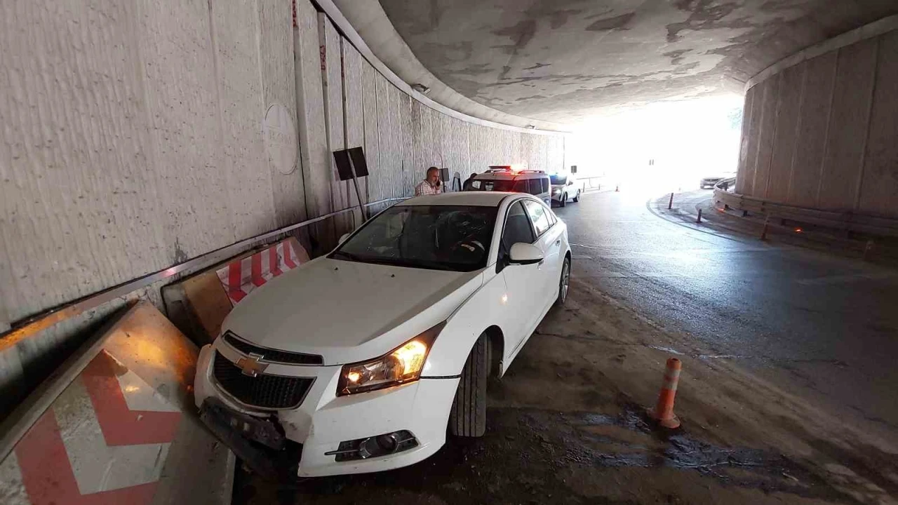 Kızlarının mezuniyet törenine giden aile ’ucube alt geçit’te kaza yaptı: 3 yaralı
