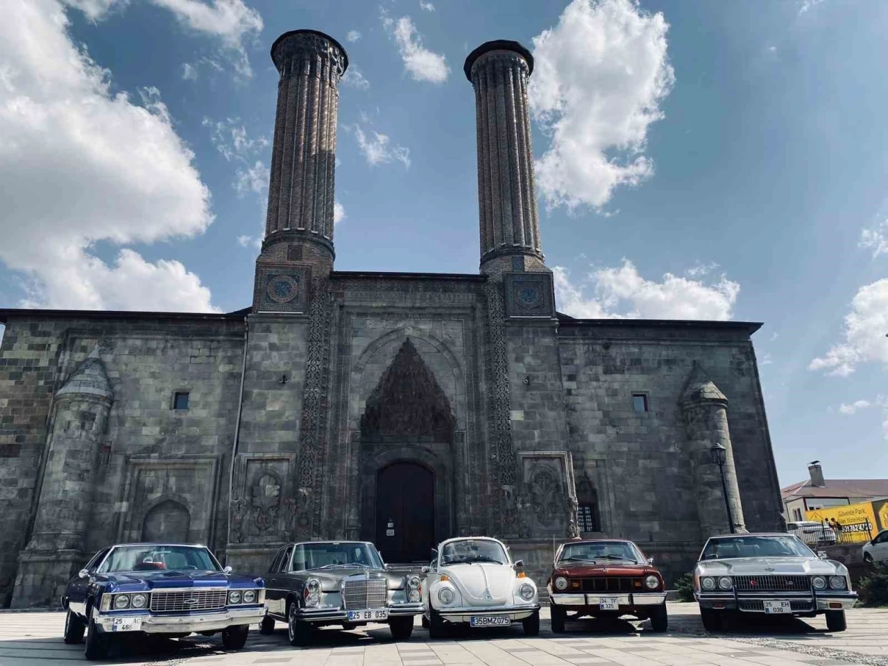 Klasik otomobil tutkunları Erzurum’da buluşuyor
