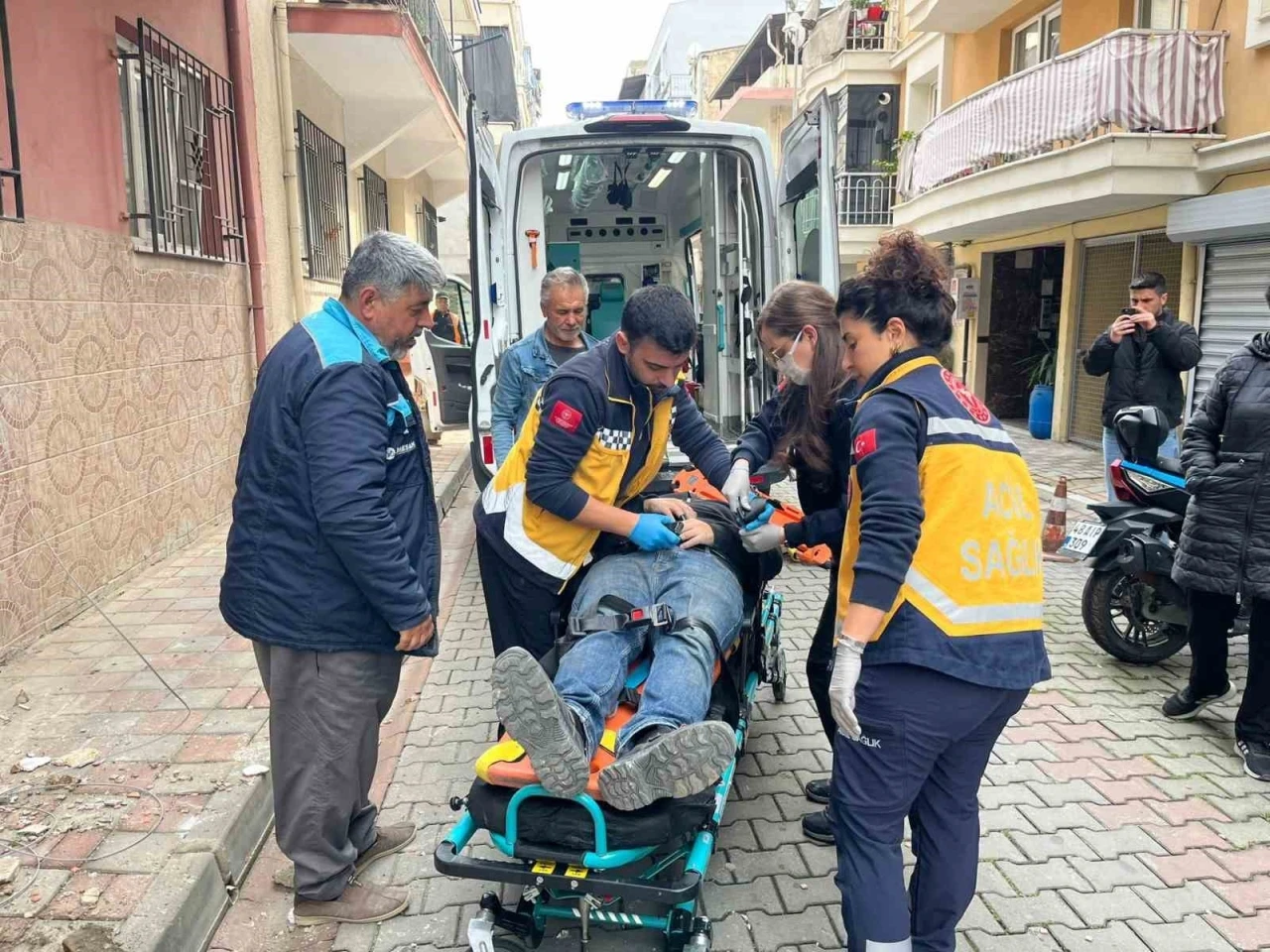 Klima motoru yerinden &ccedil;ıktı, iş&ccedil;i yere &ccedil;akıldı
