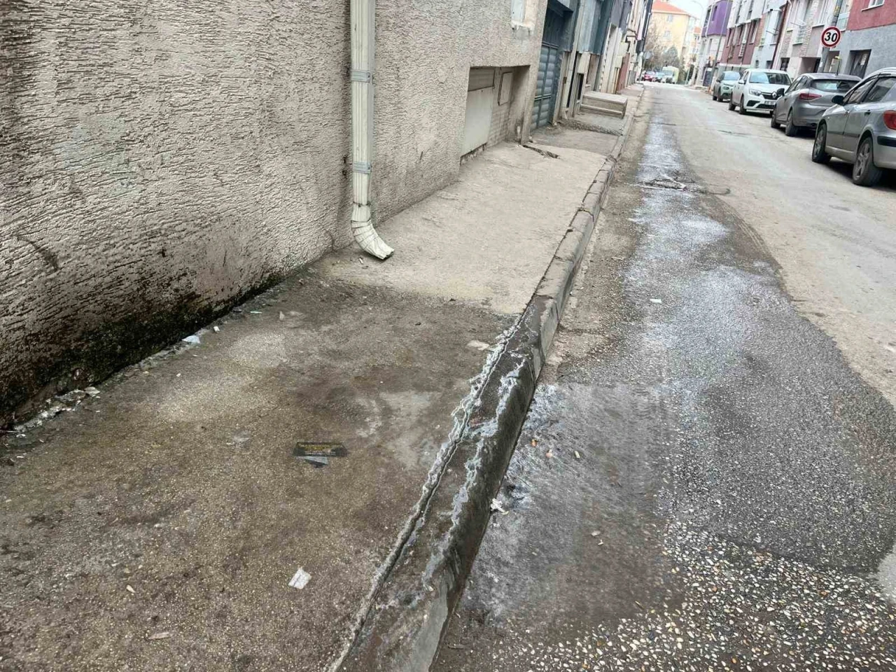 Klima suyu kaldırımı buz pistine &ccedil;evirdi
