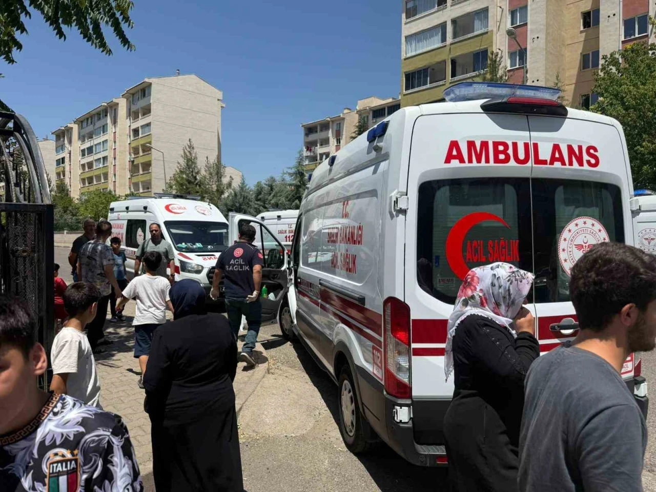 Klima ünitesinden çıkan yangında duman binayı kapladı, 4 kişi etkilendi

