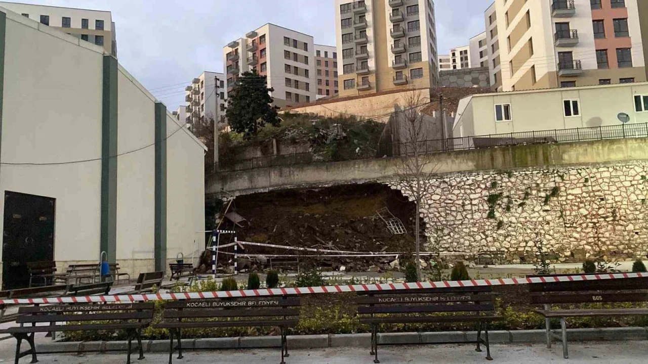 Kocaeli&rsquo;de 10 metrelik istinat duvarı okul bah&ccedil;esine devrildi
