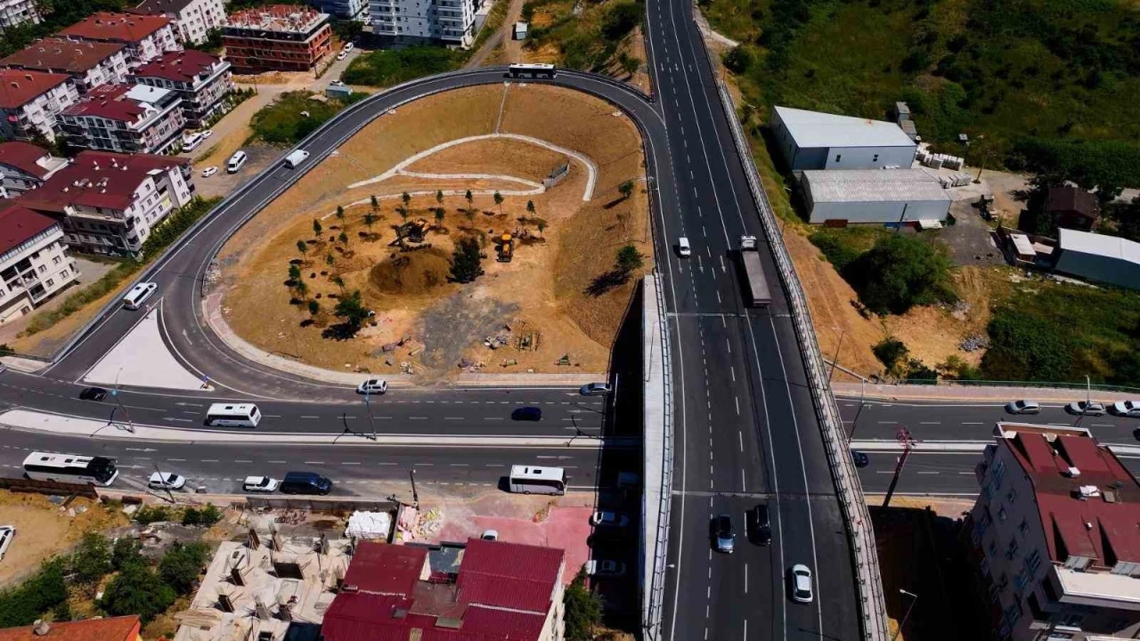 Kocaeli&rsquo;de 6 ayda tamamlanan k&ouml;pr&uuml;l&uuml; kavşakta ilk s&uuml;r&uuml;ş TOGG ile yapıldı
