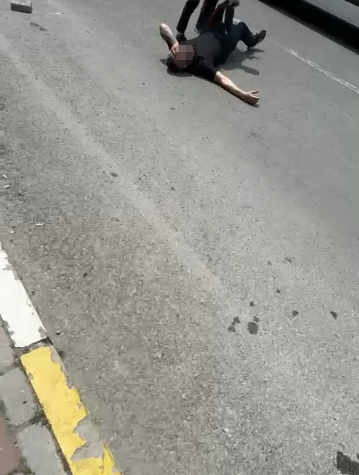 Kocaeli&rsquo;de adliye &ouml;n&uuml;nde silahlı saldırıya uğrayan kişi yaralandı
