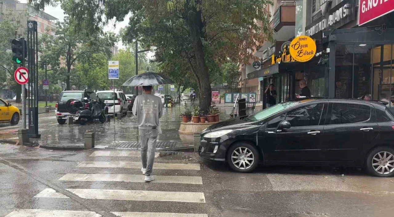 Kocaeli&rsquo;de aniden bastıran sağanak hayatı olumsuz etkiledi
