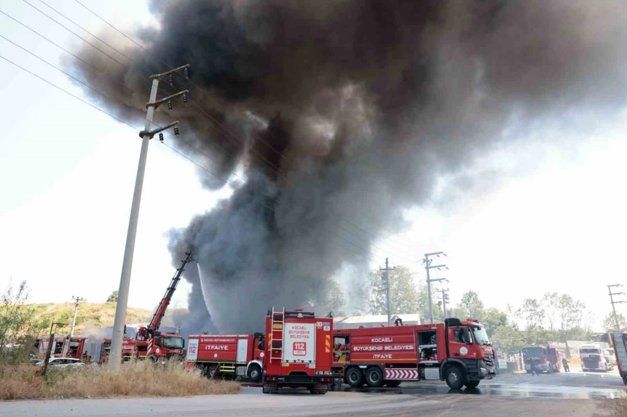 Kocaeli&rsquo;de boya fabrikası alevlere teslim oldu
