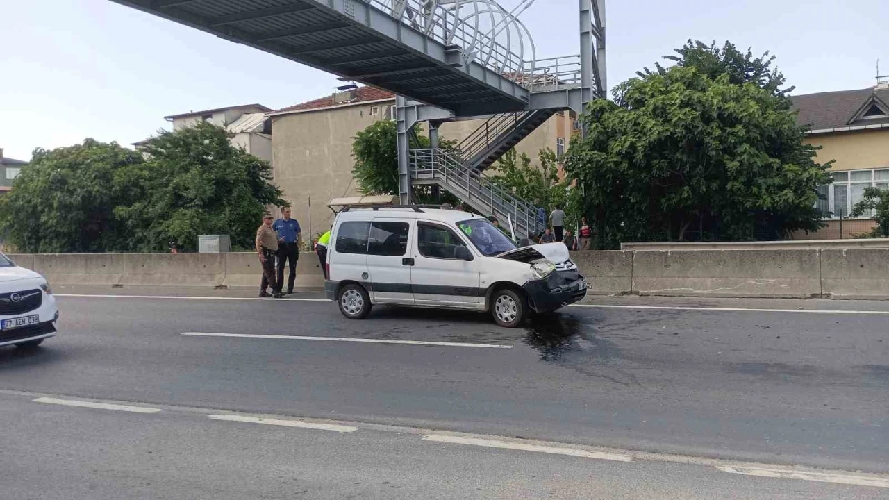 Kocaeli&rsquo;de hafif ticari ara&ccedil; otomobile &ccedil;arptı: 2 yaralı
