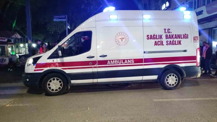 Kocaeli&rsquo;de iki grup arasında kavga: 23 yaşındaki gen&ccedil; g&ouml;ğs&uuml;nden bı&ccedil;aklandı
