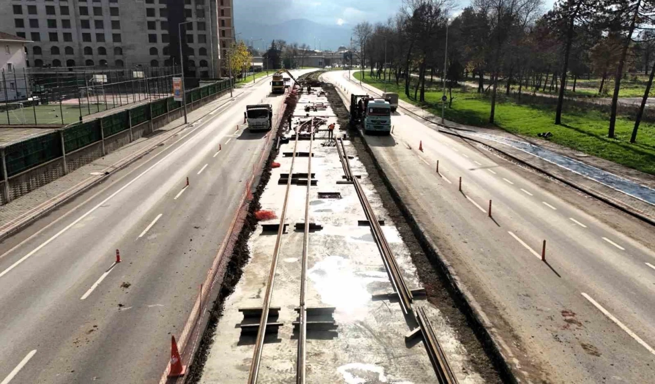 Kocaeli&rsquo;de Kartepe tramvay hattının ilk rayları d&ouml;şendi
