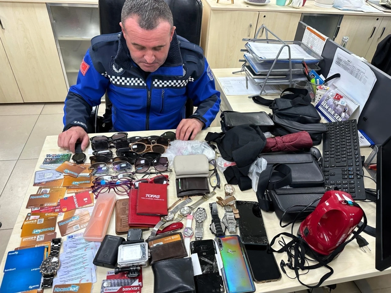 Kocaeli&rsquo;de kayıp eşyalar "Alo 153" ile sahiplerini bekliyor
