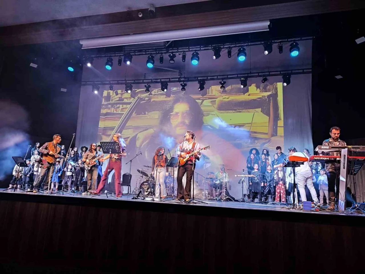 Kocaeli&rsquo;de &ouml;ğrenciler Barış Man&ccedil;o şarkılarıyla yarıştı
