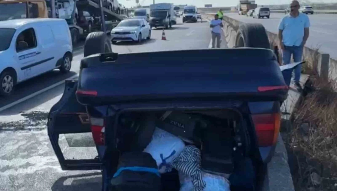 Kocaeli’de oto çekiciyle çarpışan otomobil devrildi: 3 yaralı
