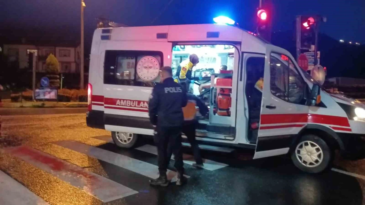 Kocaeli&rsquo;de otomobil hafif ticari araca &ccedil;arptı: 3 yaralı
