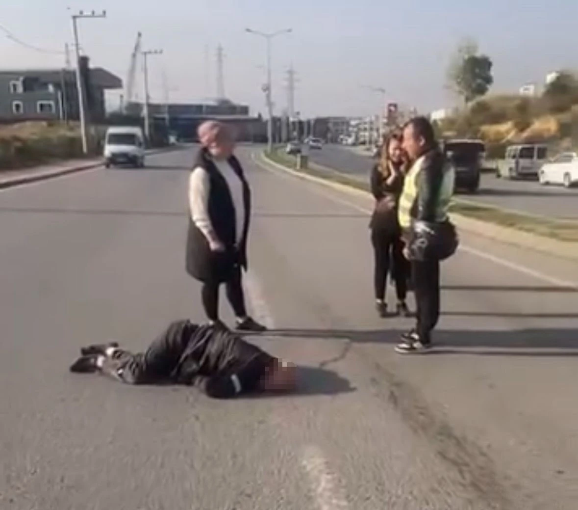 Kocaeli’de otomobil yayalara çarpıp refüje çıktı: 1’i ağır 2 yaralı
