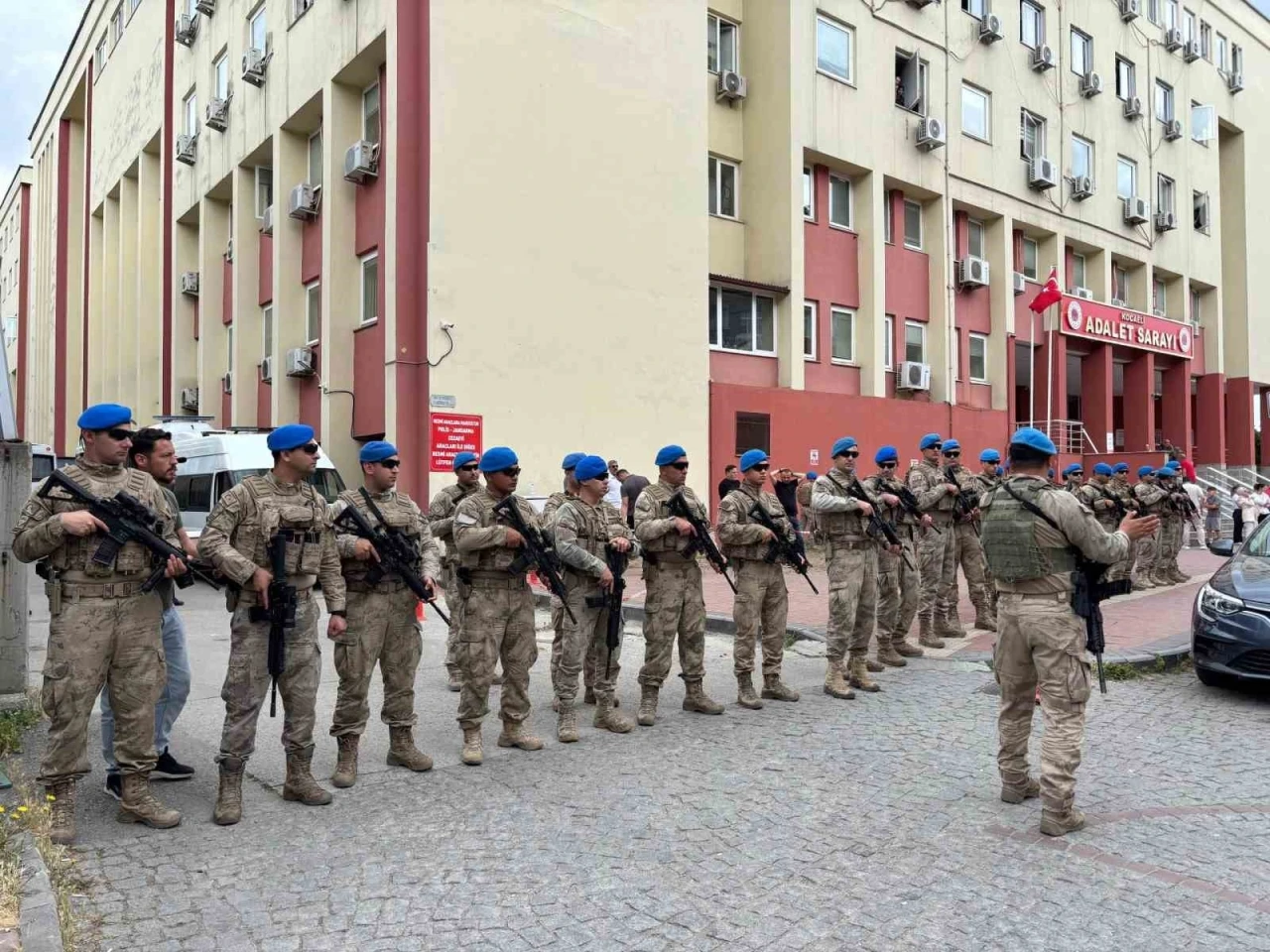Kocaeli&rsquo;de r&uuml;şvet ve tefecilik operasyonunda g&ouml;zaltına alınan ş&uuml;pheliler adliyede
