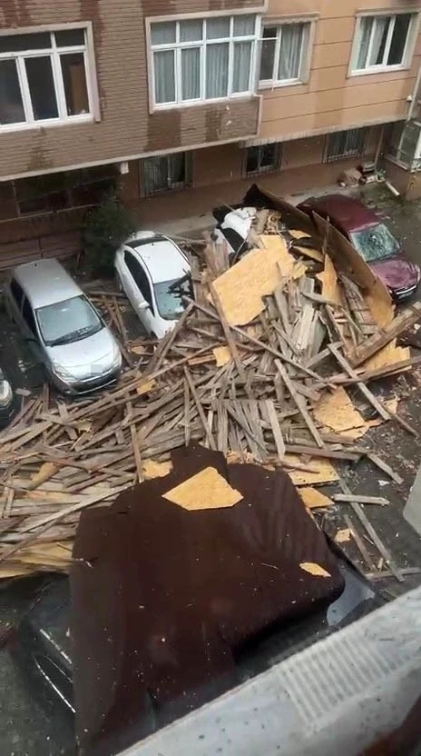 Kocaeli&rsquo;de sadece bir mahallede 186 evin &ccedil;atısı u&ccedil;tu, hasar tespit &ccedil;alışmaları devam ediyor
