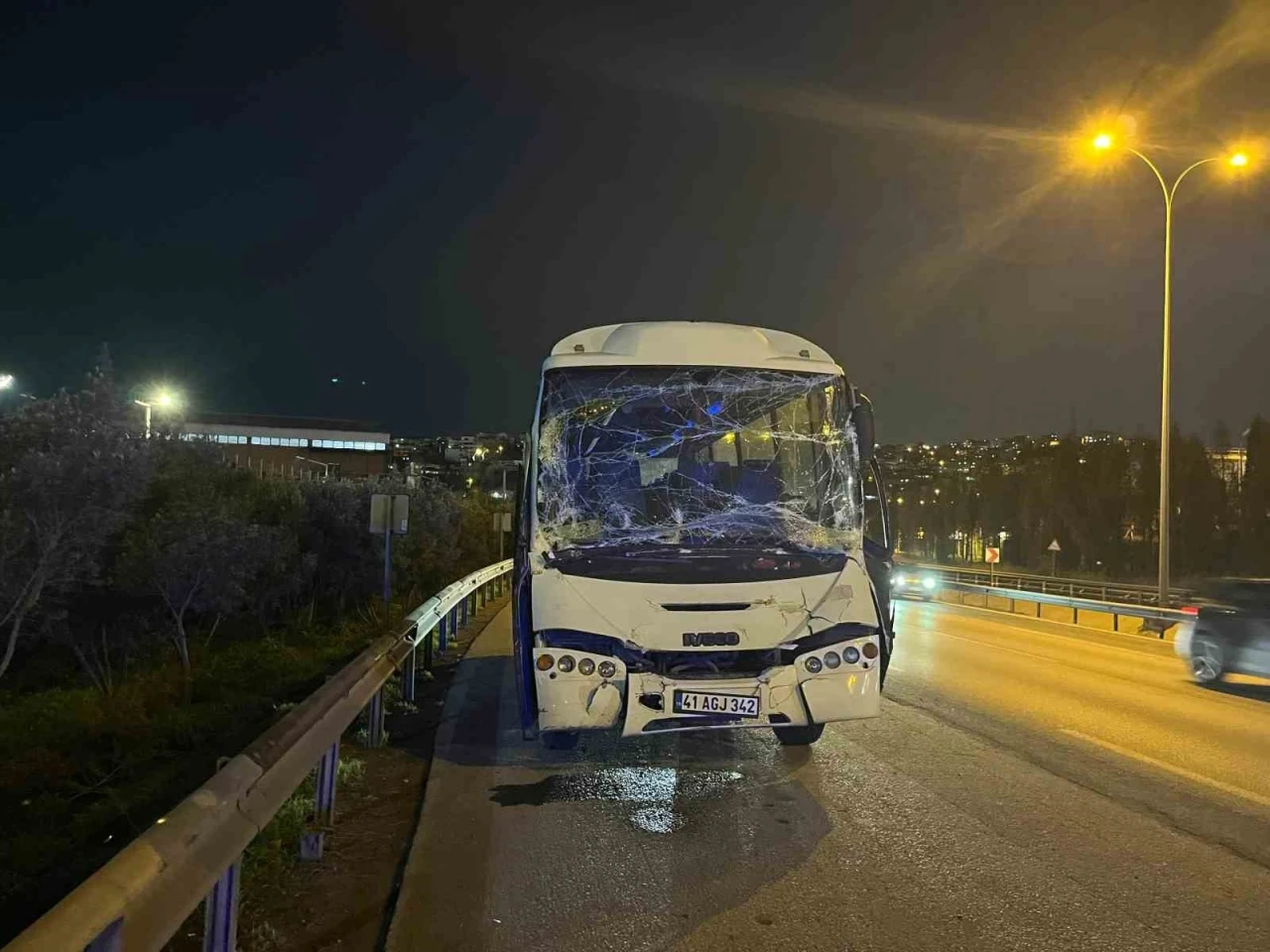 Kocaeli&rsquo;de servis minib&uuml;s&uuml; tıra &ccedil;arptı: 6 yaralı
