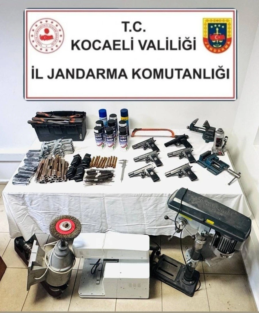 Kocaeli&rsquo;de silah imalathanesine d&ouml;n&uuml;şt&uuml;r&uuml;len adrese operasyon
