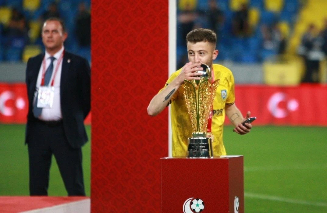 Kocaeli&rsquo;de silahlı saldırı: 1&rsquo;i futbolcu 3 yaralı
