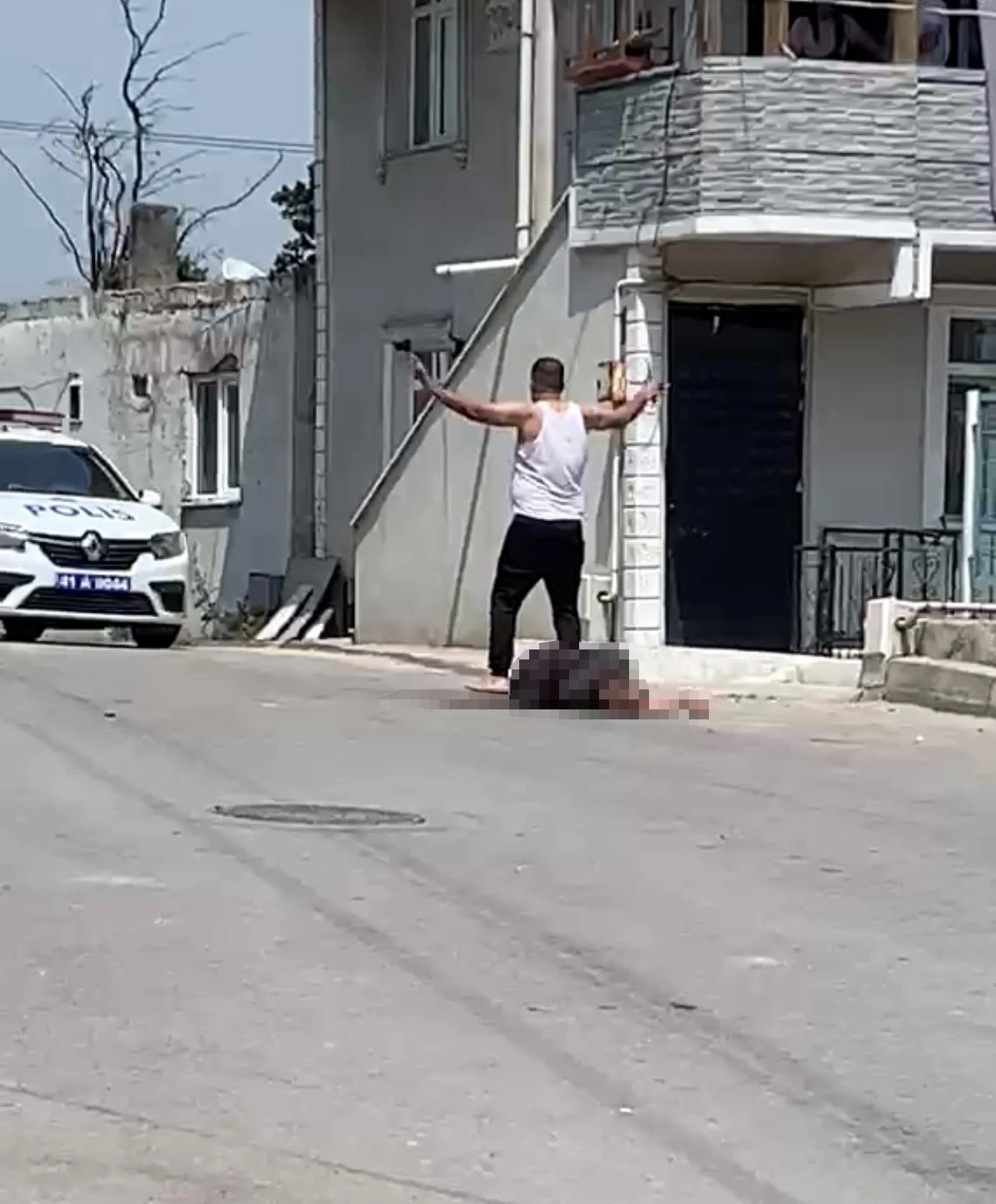 Kocaeli&rsquo;de sokak ortasında kocası tarafından bı&ccedil;aklanan kadın hayatını kaybetti
