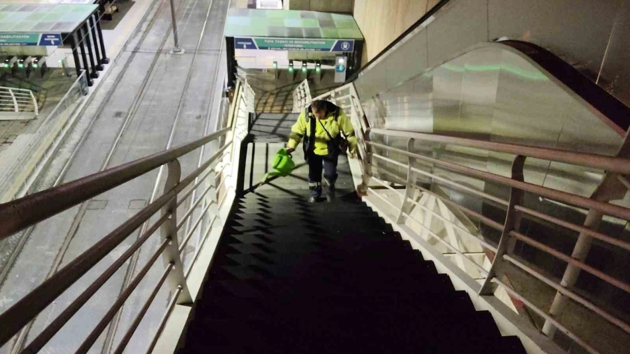 Kocaeli&rsquo;de &uuml;st ge&ccedil;itlerdeki buzlanmaya &ouml;zel sol&uuml;syonla m&uuml;dahale ediliyor
