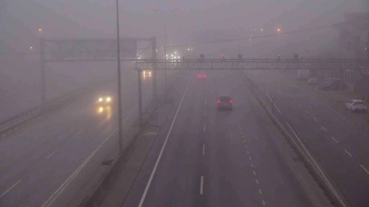Kocaeli&rsquo;de yoğun sis trafiği olumsuz etkiledi: G&ouml;r&uuml;ş mesafesi 75 metreye d&uuml;şt&uuml;
