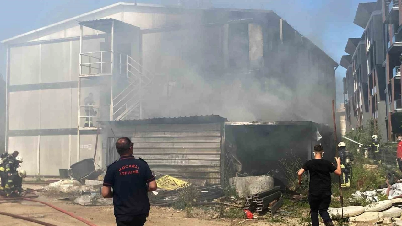 Kocaeli’nde şantiye deposunda yangın
