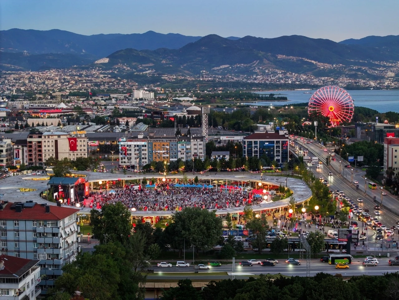 Kocaeli&rsquo;nin meydanları sosyal hayatın merkezi oldu
