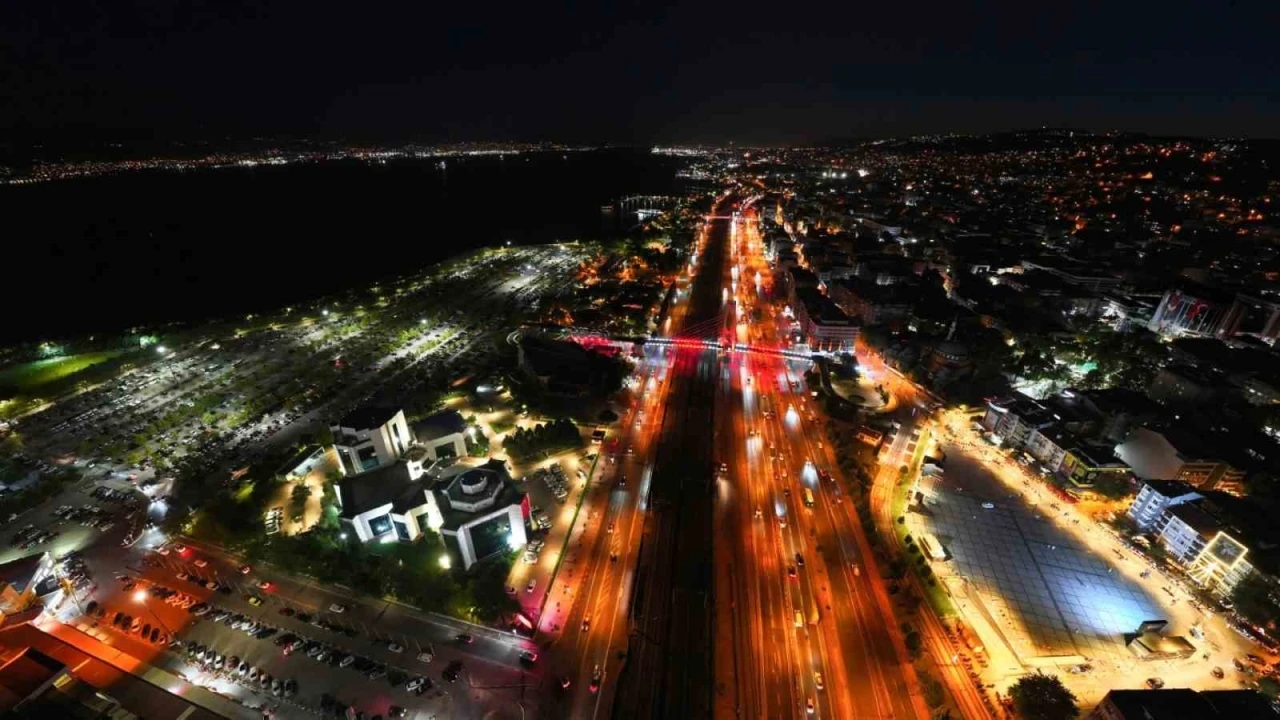 Kocaeli’nin sosyal yaşam alanları gece ışıklarıyla renkleniyor
