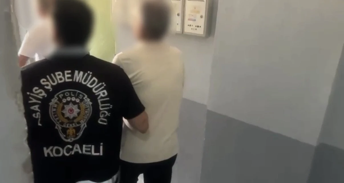 Kocaeli polisinin aradığı 8 yıllık firari İzmir&rsquo;de yakalandı
