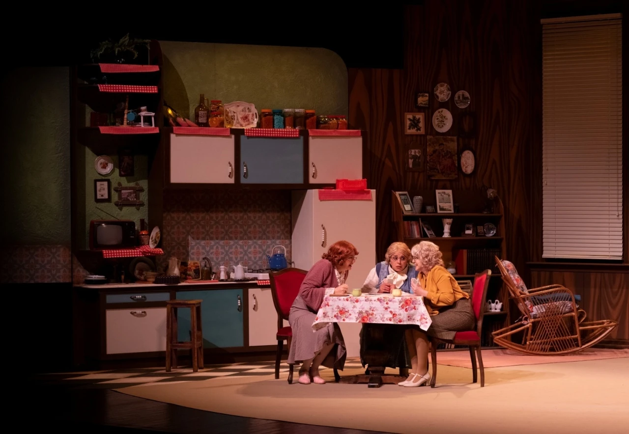 Kocaeli Şehir Tiyatroları &quot;Üç Jokerli Konken&quot; oyunuyla Berlin’de sahne alacak
