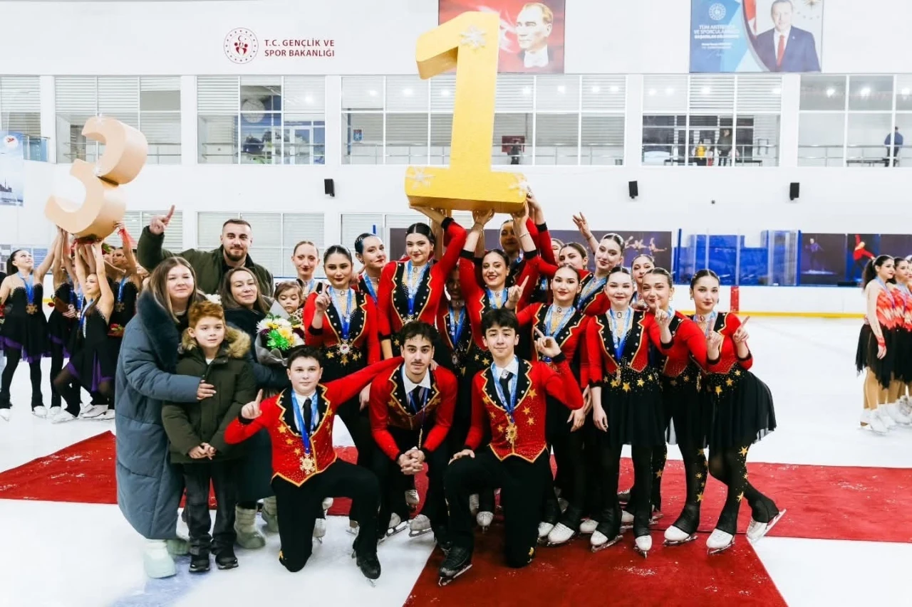 Kocaeli takımları, senkronize buz pateninde k&uuml;rs&uuml;y&uuml; kaptırmadı
