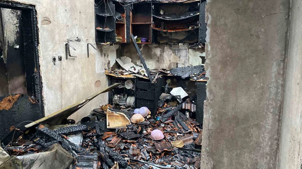 Kocaeli&rsquo;yi fırtına vurdu: Evlerin &ccedil;atıları u&ccedil;tu, vatandaş tenteyle birlikte savruldu
