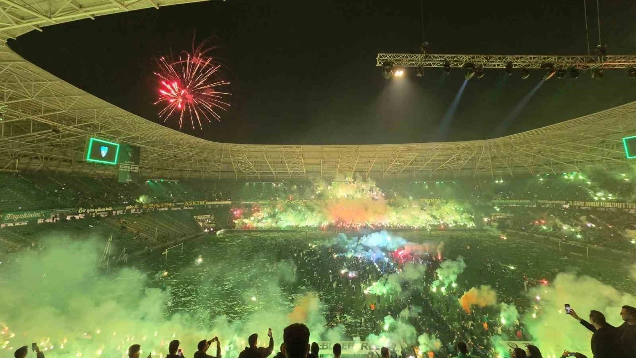 Kocaelispor camiası kupayı ünlü isimlerle kutladı
