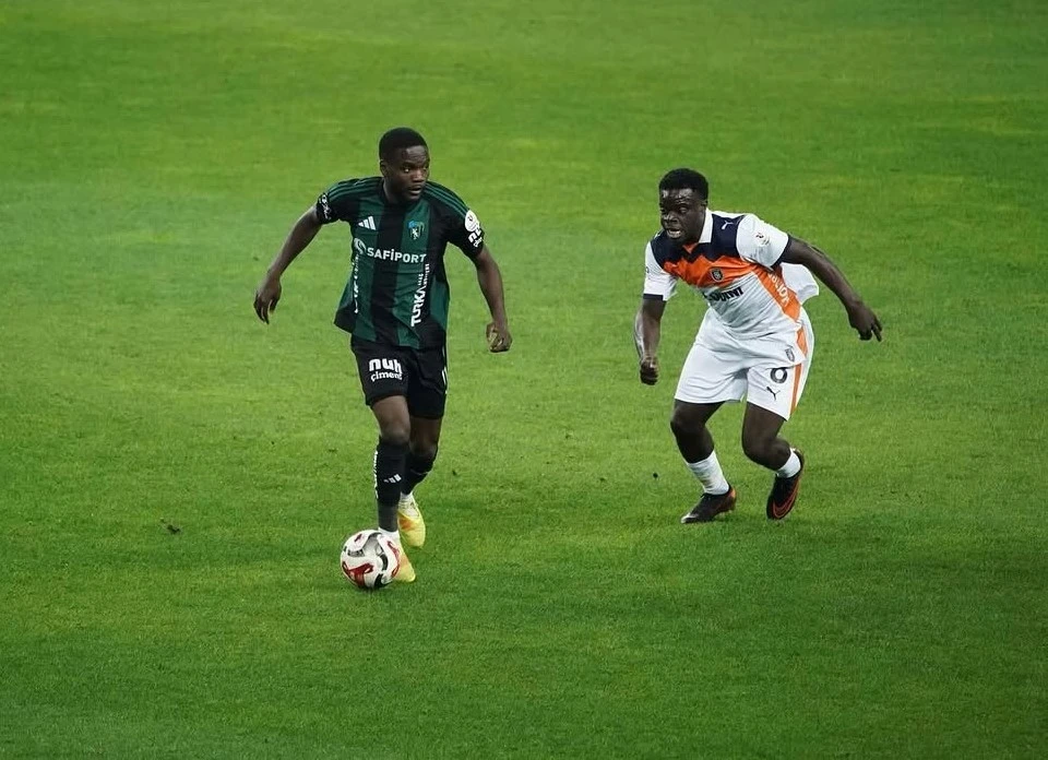 Kocaelispor, Show ile 3 yıllık s&ouml;zleşme imzaladı
