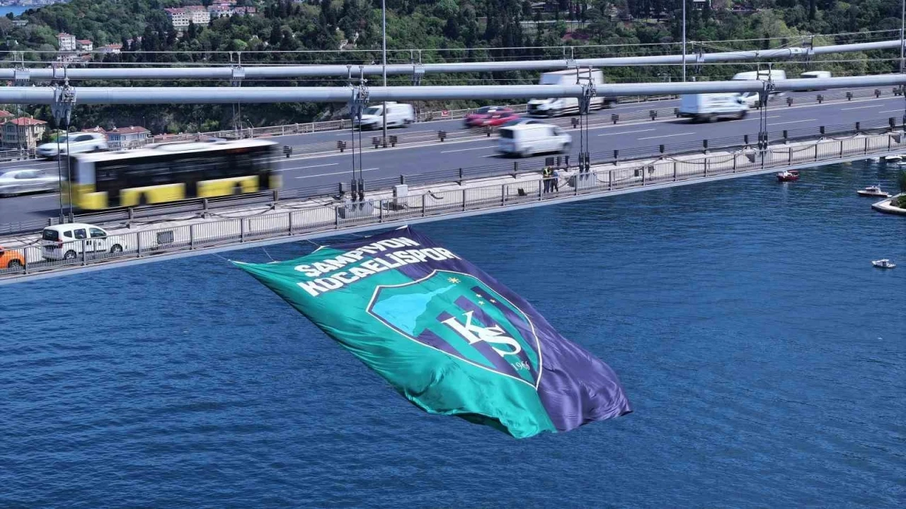 Kocaelispor’un bayrağı İstanbul Boğazı’nda dalgalandı
