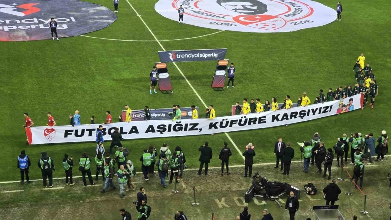 Kocaelispor ve Fenerbah&ccedil;e sahaya &lsquo;k&uuml;f&uuml;re karşıyız&rsquo; pankartıyla &ccedil;ıktı
